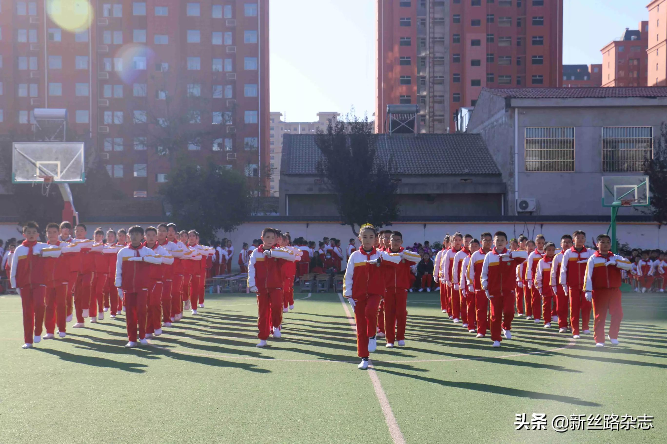 三1班的学生进行体操_体操班学生进行什么活动_体操班学生进行的活动