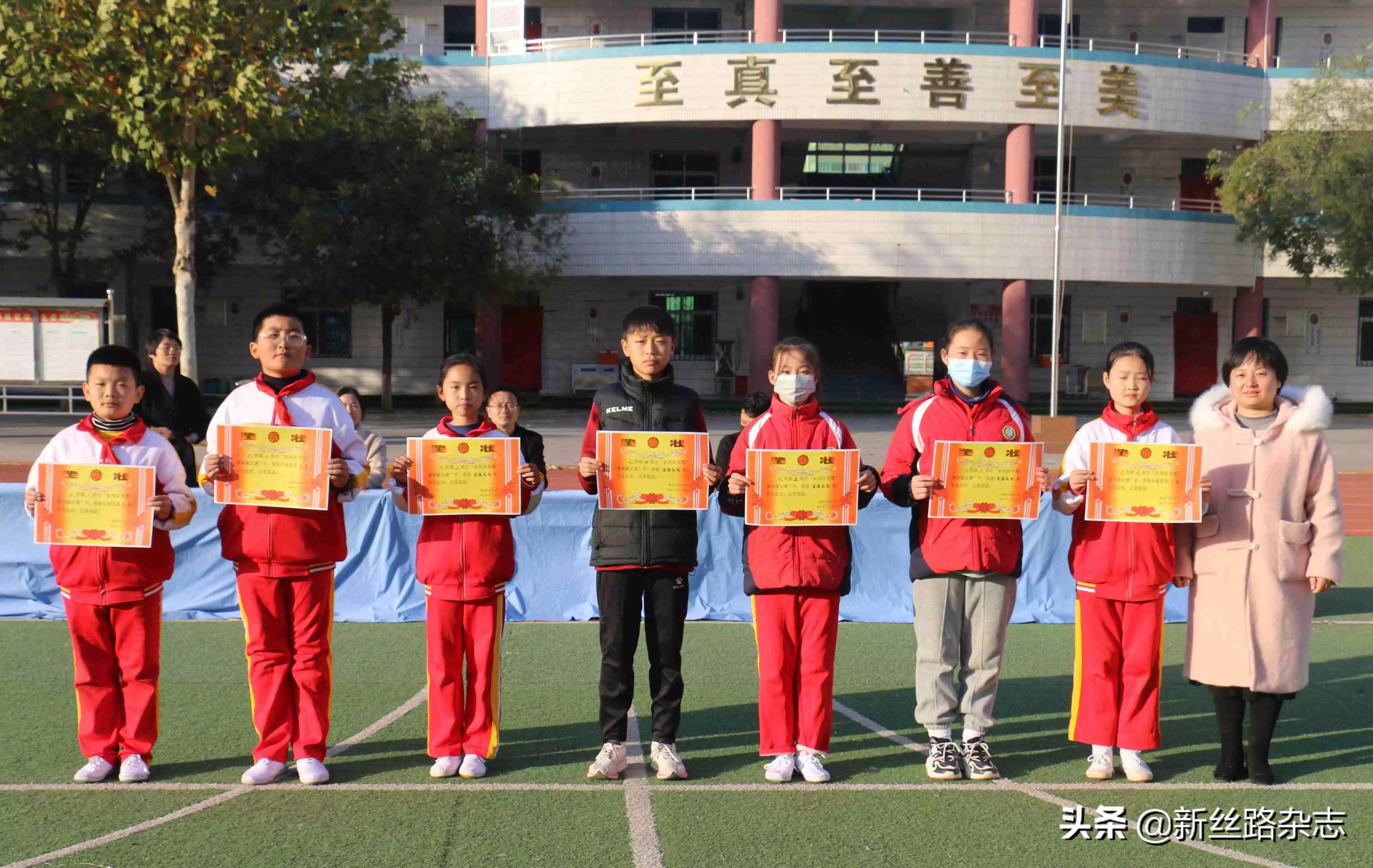 体操班学生进行什么活动_体操班学生进行的活动_三1班的学生进行体操