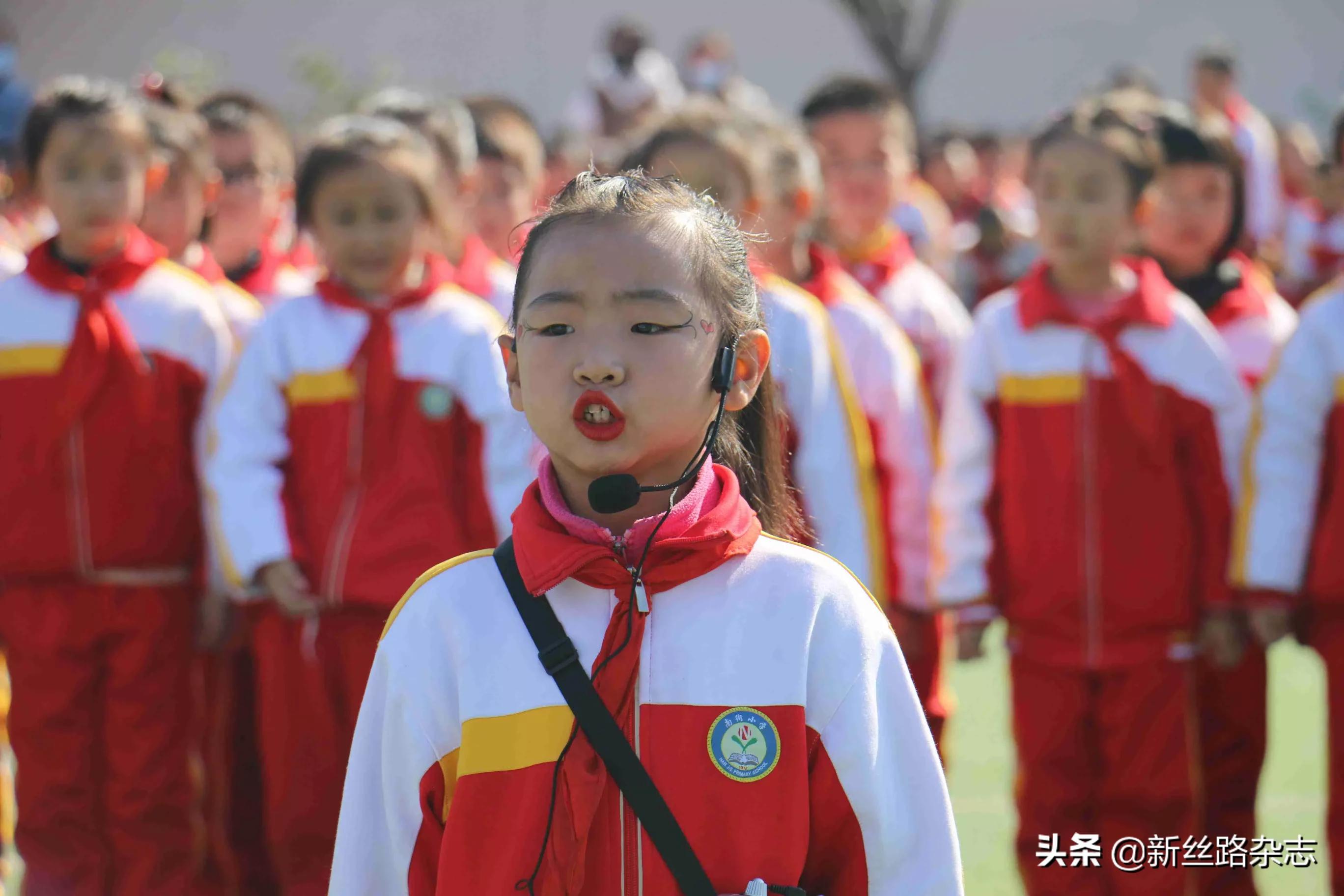 体操班学生进行什么活动_体操班学生进行的活动_三1班的学生进行体操