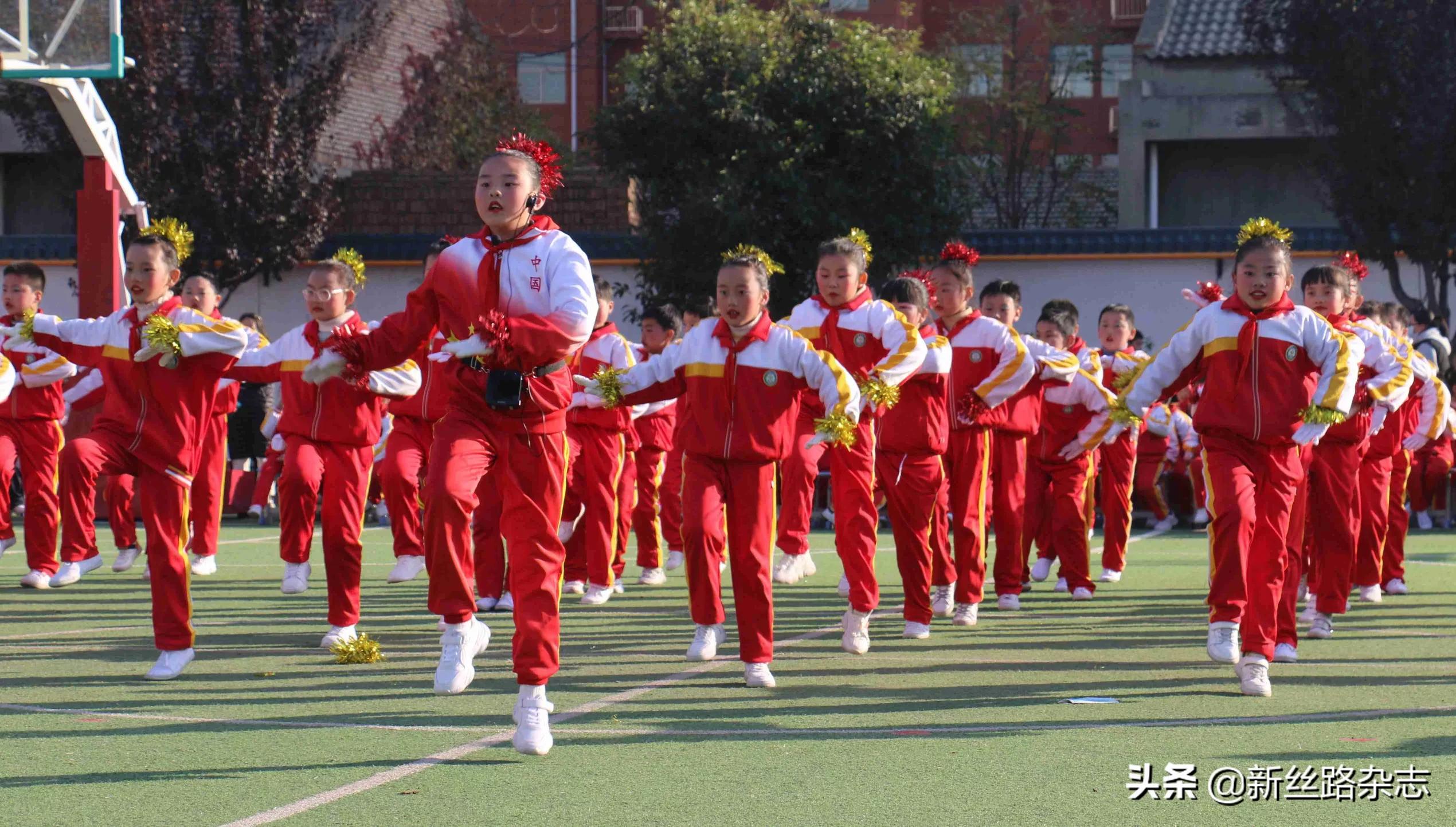 三1班的学生进行体操_体操班学生进行什么活动_体操班学生进行的活动