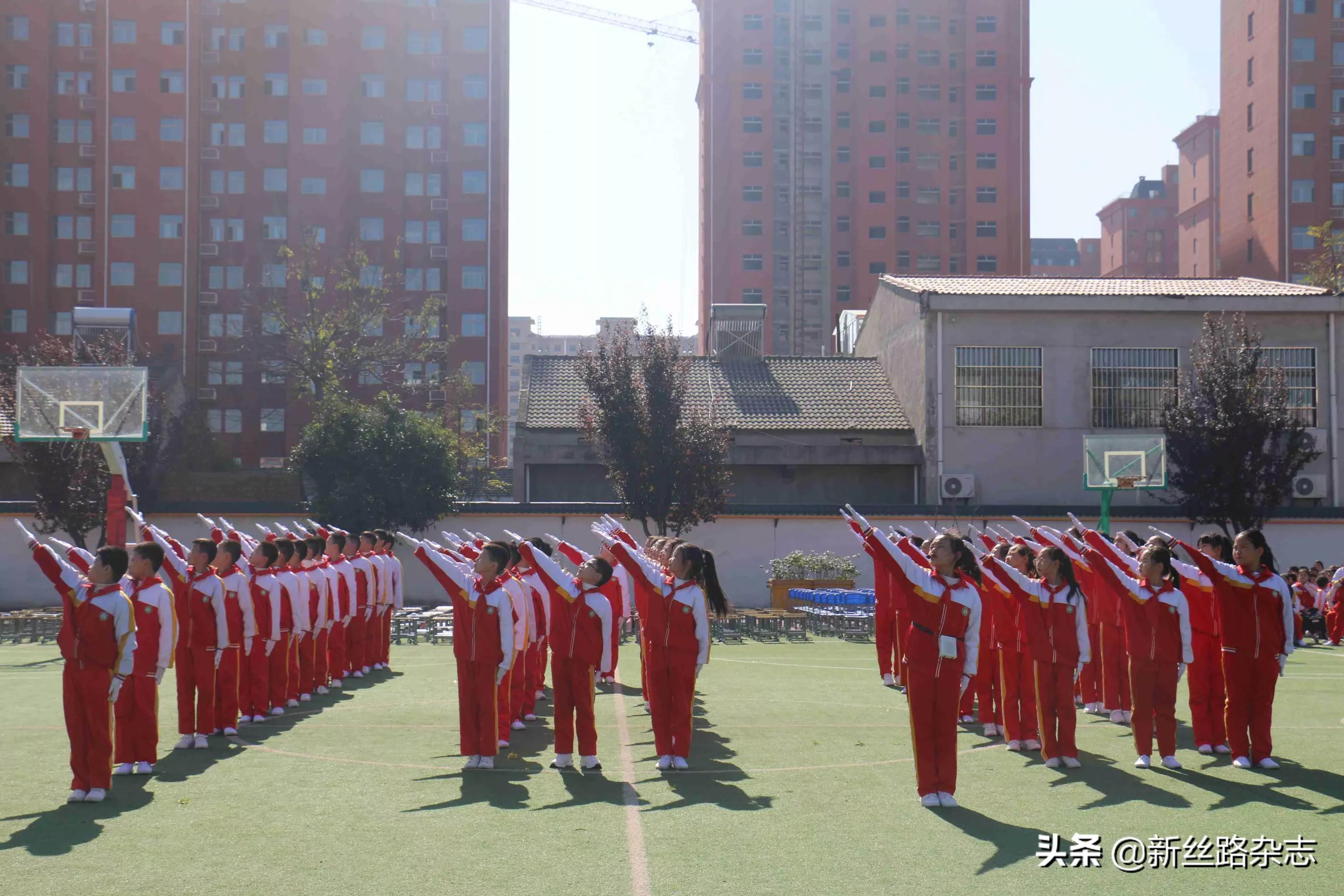 三1班的学生进行体操_体操班学生进行的活动_体操班学生进行什么活动