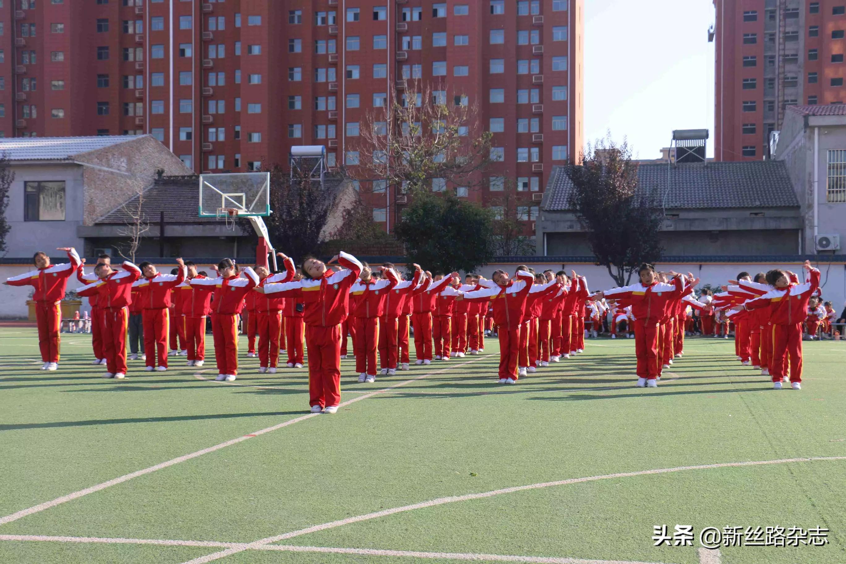 体操班学生进行的活动_体操班学生进行什么活动_三1班的学生进行体操