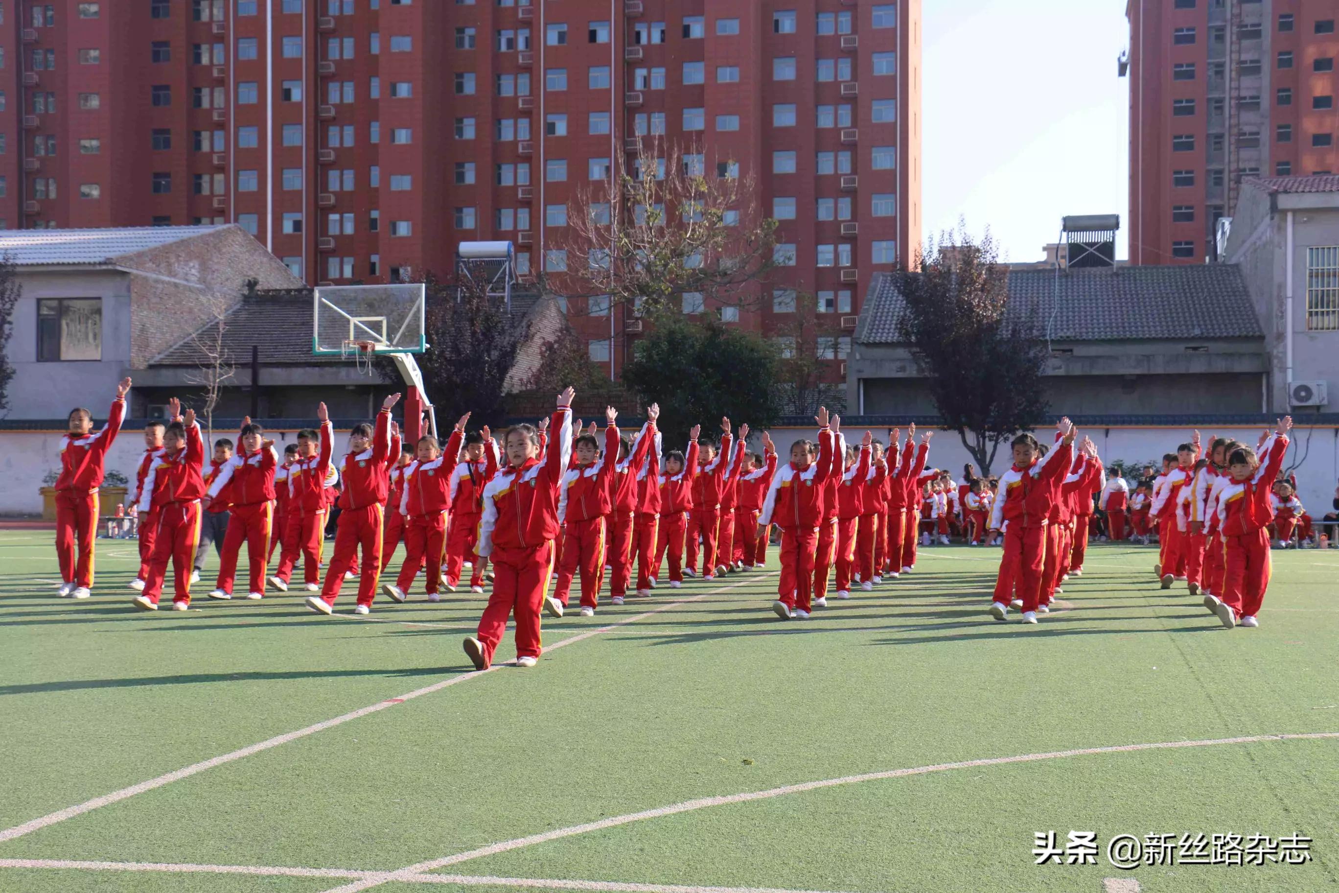 体操班学生进行的活动_三1班的学生进行体操_体操班学生进行什么活动