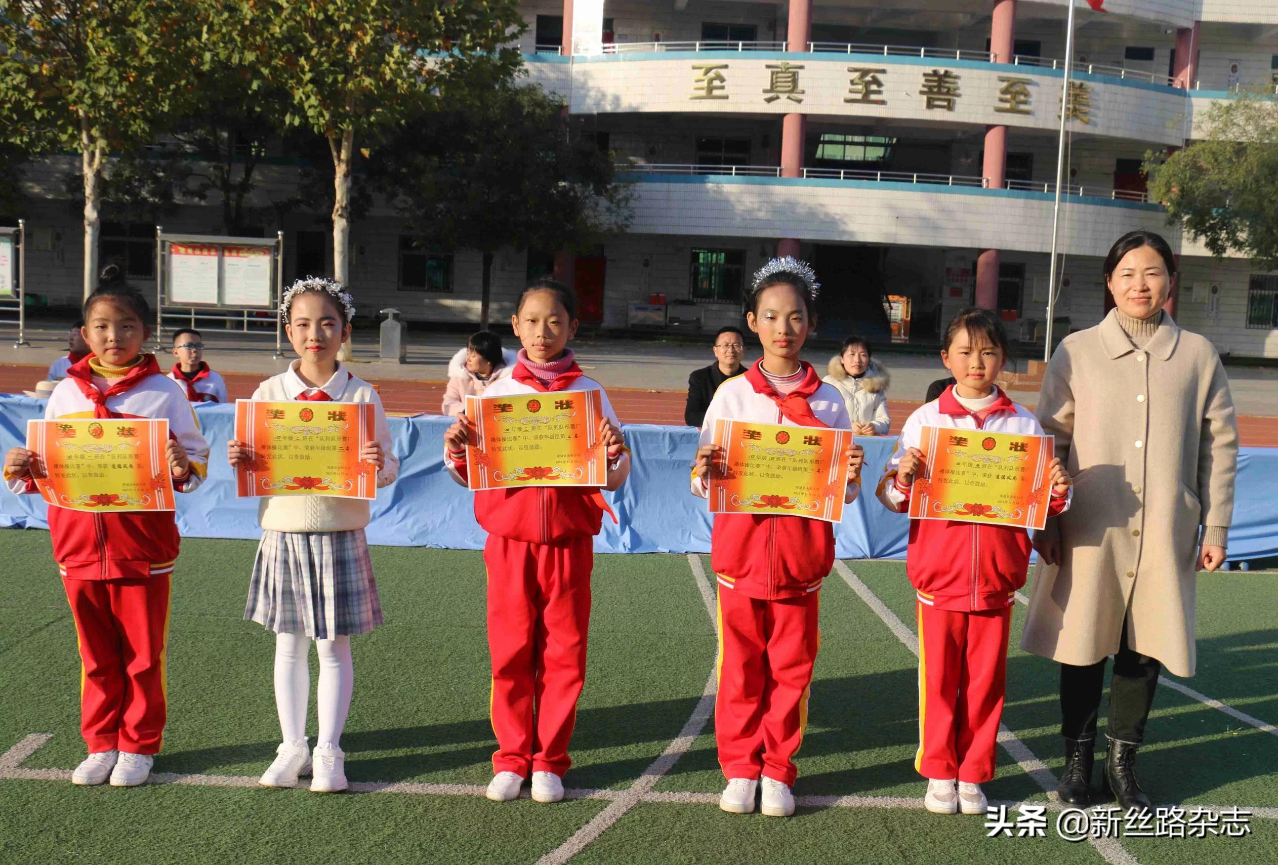 体操班学生进行什么活动_三1班的学生进行体操_体操班学生进行的活动