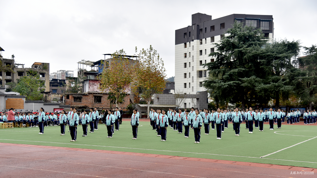 学校开展体操课_学校体操队员_三1班的学生进行体操