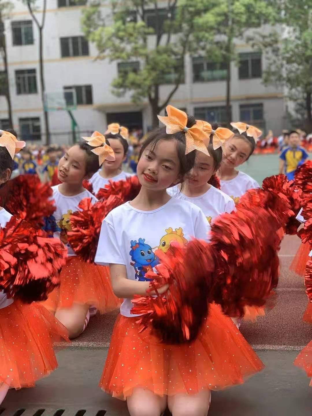 小学最流行的团体操视频_小学体操团身运动_小学生团体操动作