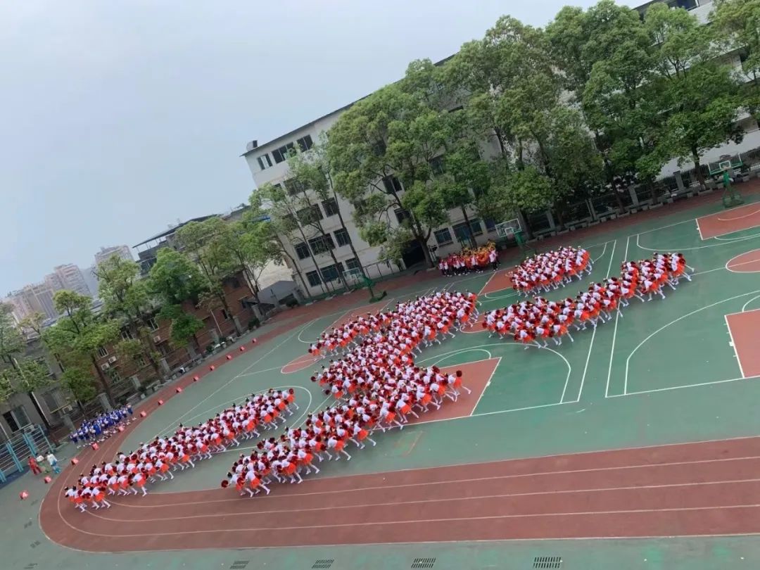 小学生团体操动作_小学最流行的团体操视频_小学体操团身运动